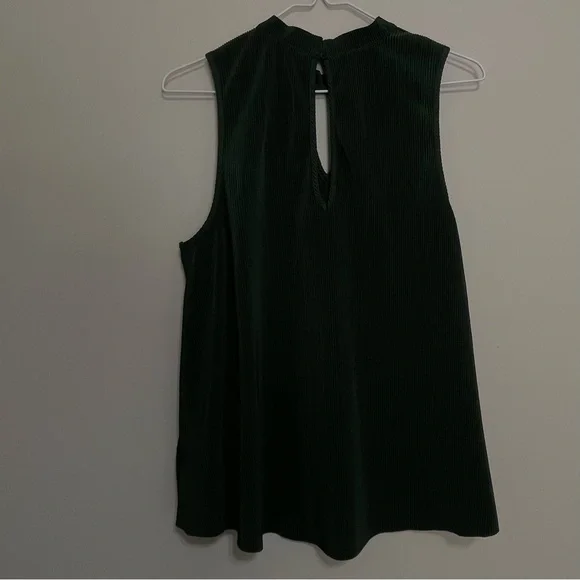 BB Dakota Forest Green Top Size Medium ~ Perfect for date night or Business Wear - Picture 11 of 11